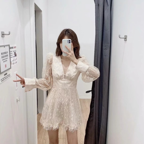 Rochie scurtă din dantelă cu decolteu adânc și mâneci lungi de culoare bej