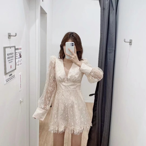 Rochie scurtă din dantelă cu decolteu adânc și mâneci lungi de culoare bej