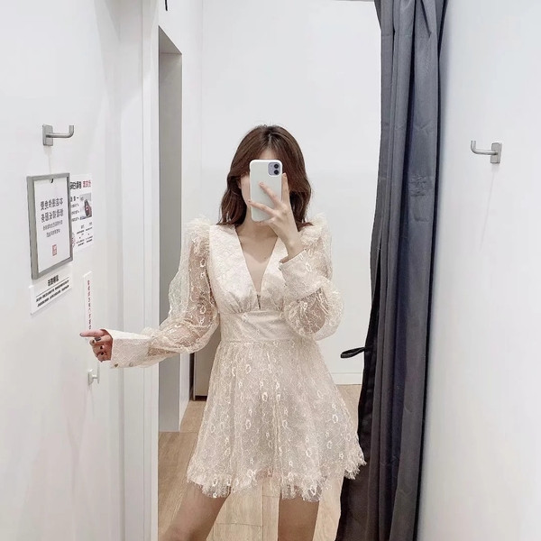 Rochie scurtă din dantelă cu decolteu adânc și mâneci lungi de culoare bej