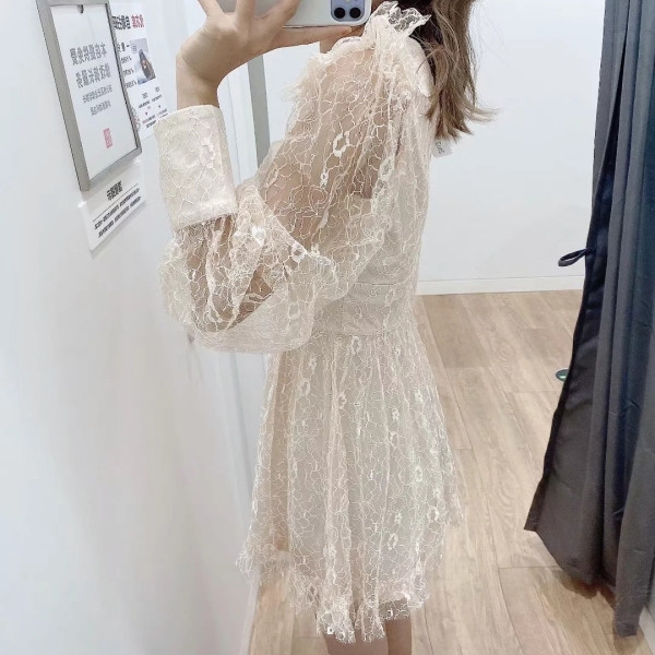 Rochie scurtă din dantelă cu decolteu adânc și mâneci lungi de culoare bej