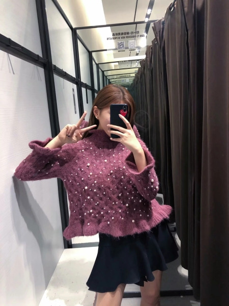 Σύντομο πουλόβερ με κολάρο και  βολάν σε μοβ χρώμα με πέρλες