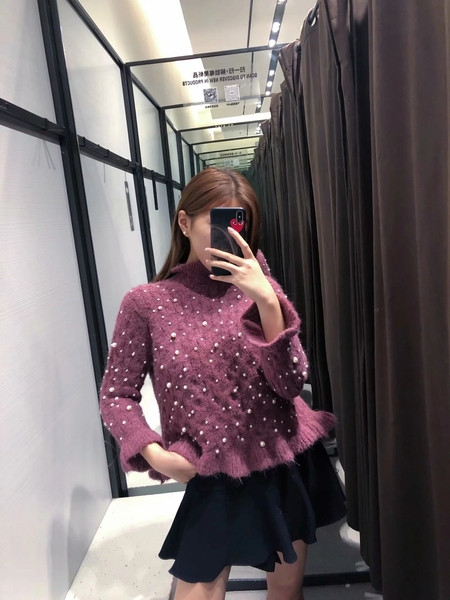 Σύντομο πουλόβερ με κολάρο και  βολάν σε μοβ χρώμα με πέρλες