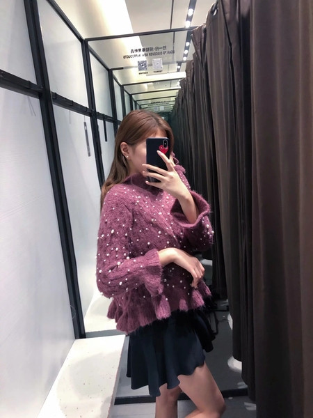 Σύντομο πουλόβερ με κολάρο και  βολάν σε μοβ χρώμα με πέρλες