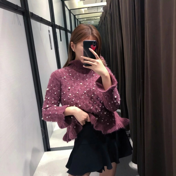 Σύντομο πουλόβερ με κολάρο και  βολάν σε μοβ χρώμα με πέρλες