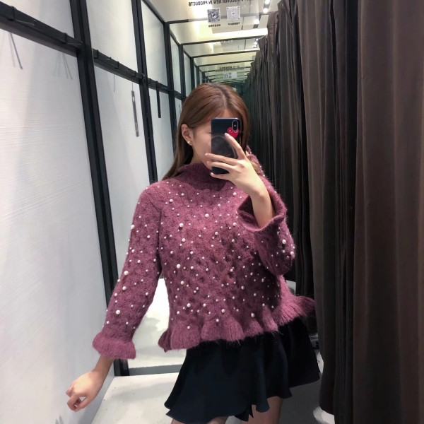 Σύντομο πουλόβερ με κολάρο και  βολάν σε μοβ χρώμα με πέρλες