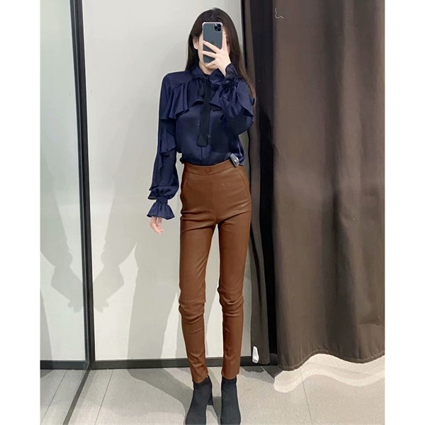 Hosszú testhez szabott ökobőr nadrág magas derékkal, barna, fehér, zöld és fekete nadrágban