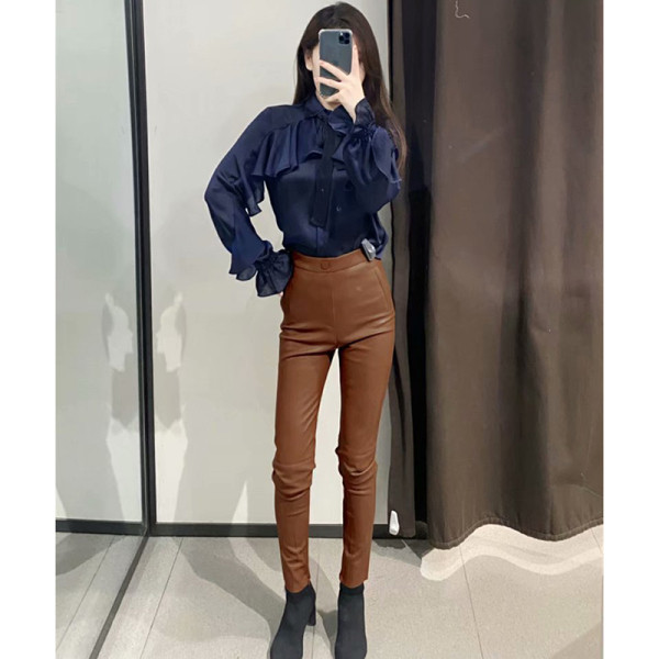 Hosszú testhez szabott ökobőr nadrág magas derékkal, barna, fehér, zöld és fekete nadrágban