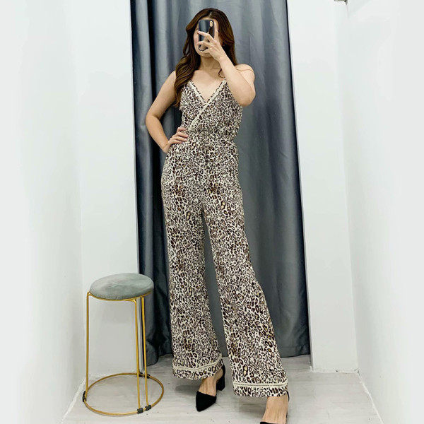 Γυναικεία καλοκαιρινή ολόσωμη φόρμα με βαθύ λαιμόκοψη  και λεπτή λουρίδα