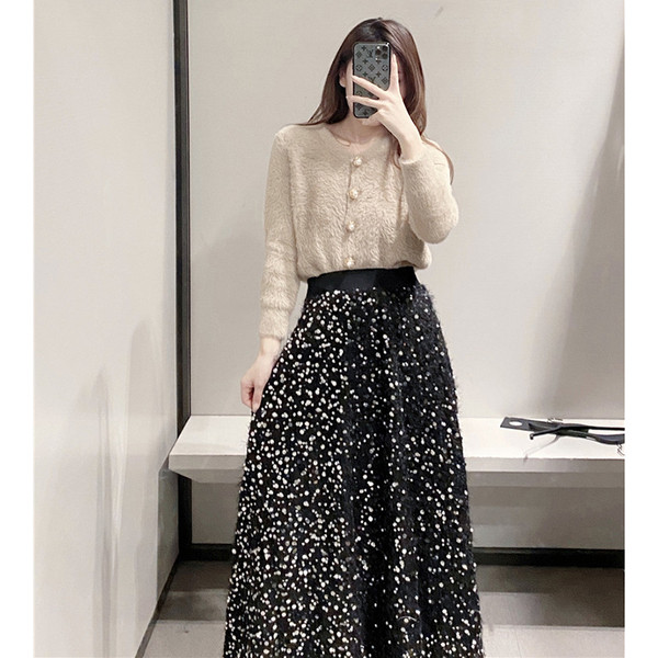 Hosszú szabású szoknya magas gumírozott derékkal, fekete színben, flitterekkel