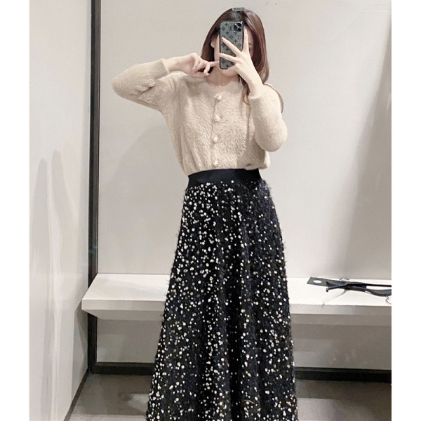 Hosszú szabású szoknya magas gumírozott derékkal, fekete színben, flitterekkel