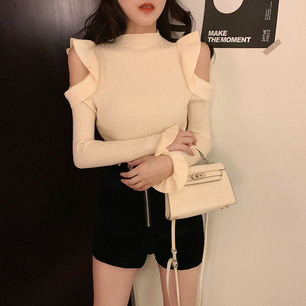 Μοντέρνα λεπτή πλεκτή γυναικεία μπλούζα με γυμνούς ώμους σε μπεζ χρώμα