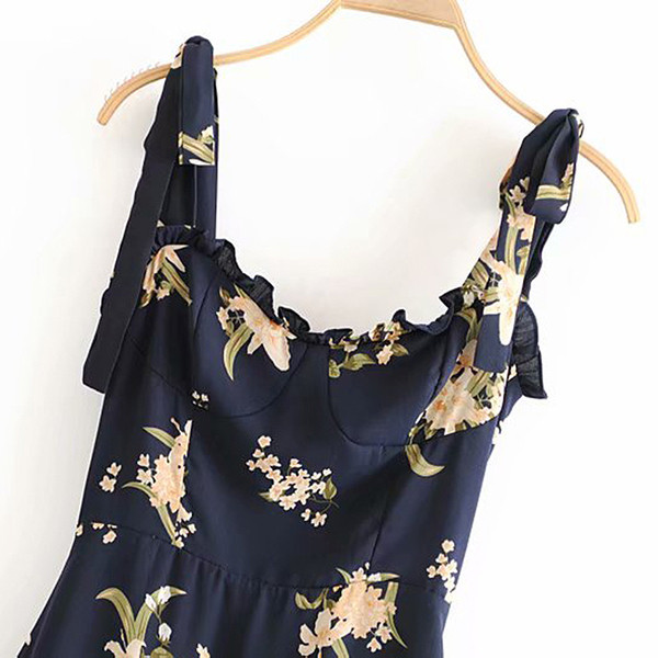 Rövid szabású ruha fürtökkel és vékony pántokkal kék színben, virágmintával