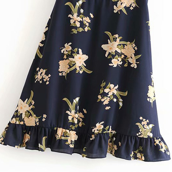 Rövid szabású ruha fürtökkel és vékony pántokkal kék színben, virágmintával