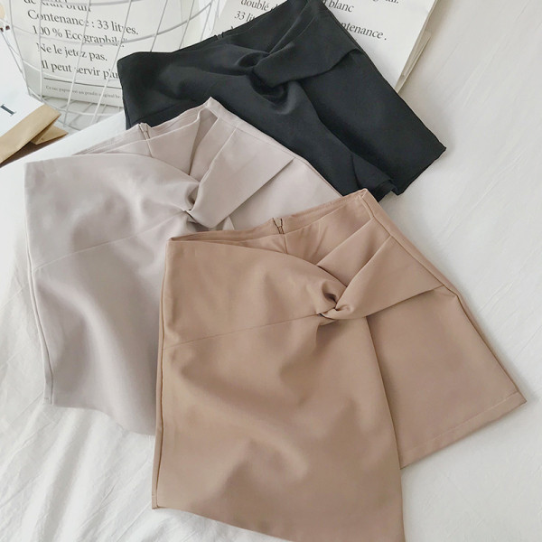 Modern női szoknya-nadrág fekete, bézs és barna színben, magas derékkal