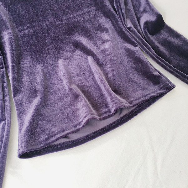 Női bársony blúz lila és fekete színben, négyzet alakú nyakkivágással