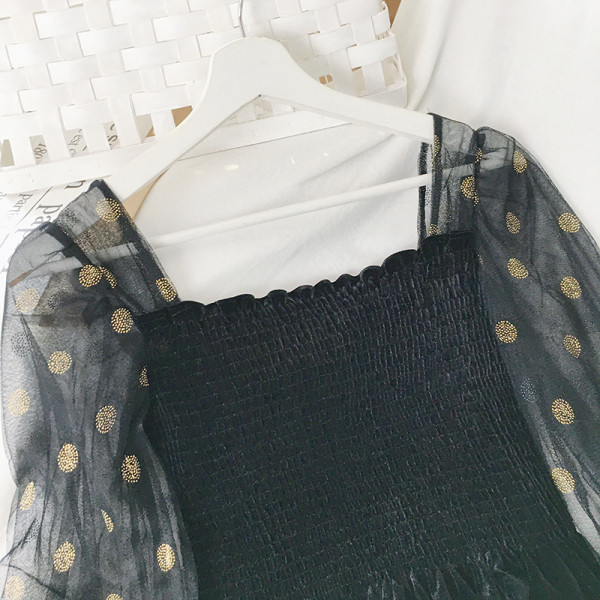 Női rövid fekete blúz, nyakkendővel és szögletes nyakkivágással