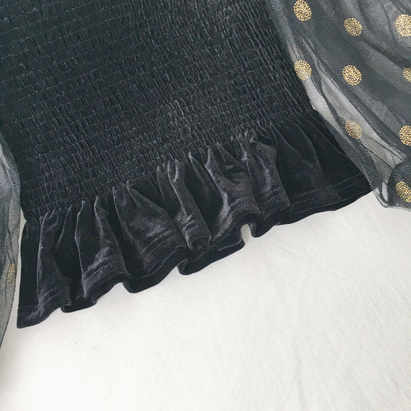 Női rövid fekete blúz, nyakkendővel és szögletes nyakkivágással