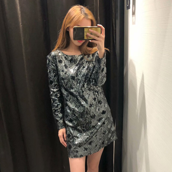 Modern rövid ruha zöld színben flitterekkel, V-nyakkal