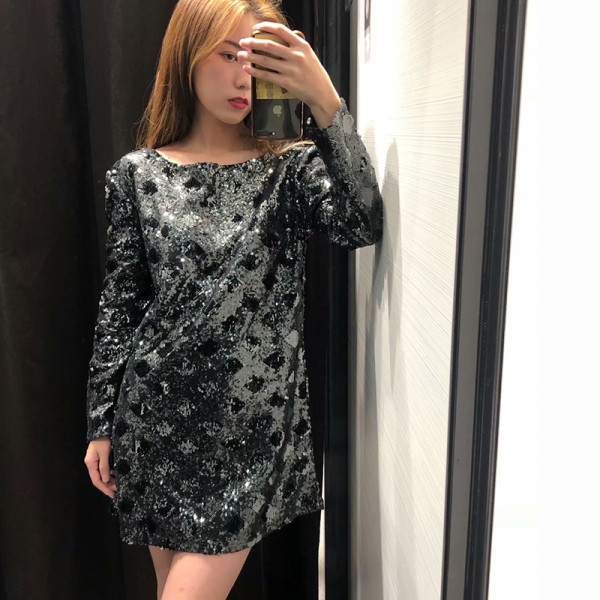 Modern rövid ruha zöld színben flitterekkel, V-nyakkal