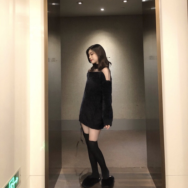 Rochie modernă de puf de damă cu mâneci lungi și tul în alb și negru