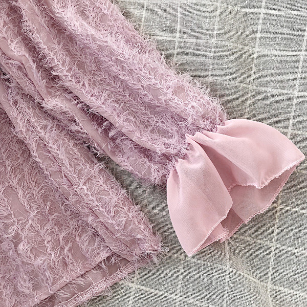 Cămașă de șifon de damă în alb, negru, roz și bej cu cravate și mâneci largi