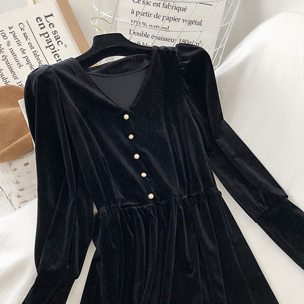 Női bársonyruha fekete színben, gombokkal és V-nyakkal