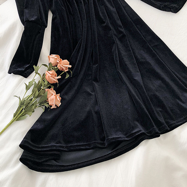 Női bársonyruha fekete színben, gombokkal és V-nyakkal