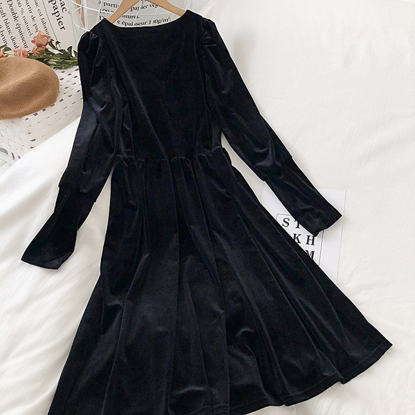 Női bársonyruha fekete színben, gombokkal és V-nyakkal