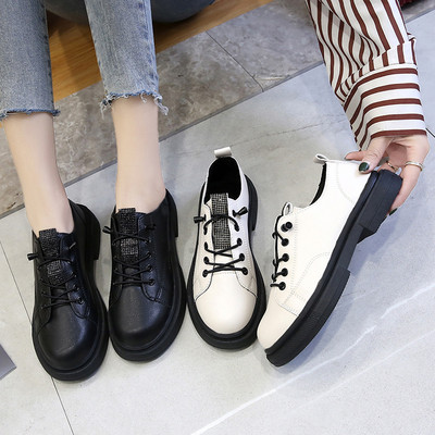 Γυναικεία καθημερινά παπούτσια σε οικολογικό δέρμα σε μαύρο και άσπρο χρώμα