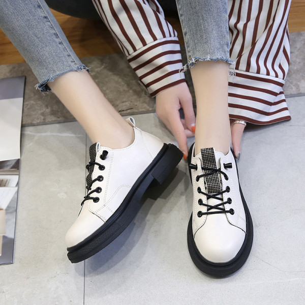 Női alkalmi cipő eko bőrből fekete-fehér színben