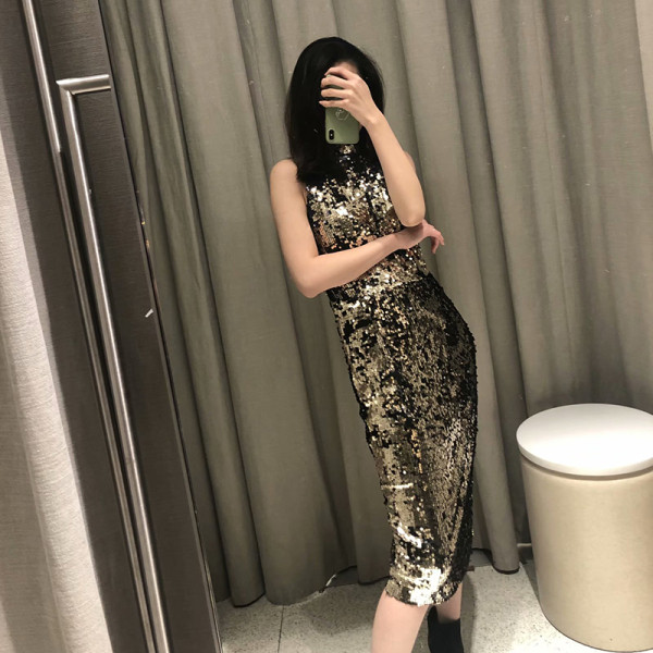 Női testhezálló hosszú ujjatlan ruha ezüst színben, flitterekkel