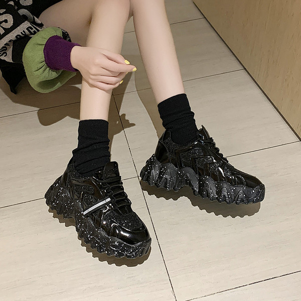 Női alkalmi cipők durva talppal ökobőrből fekete, fehér és piros színben