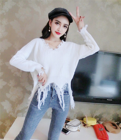 Μοντέρνο  γυναικείο πουλόβερ με λαιμόκοψη και κρόσσια στο λευκό