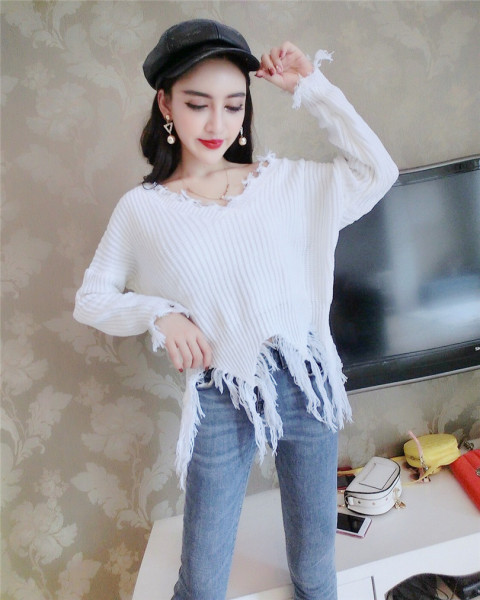 Μοντέρνο  γυναικείο πουλόβερ με λαιμόκοψη και κρόσσια στο λευκό