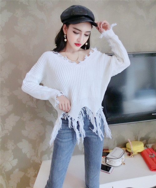 Μοντέρνο  γυναικείο πουλόβερ με λαιμόκοψη και κρόσσια στο λευκό