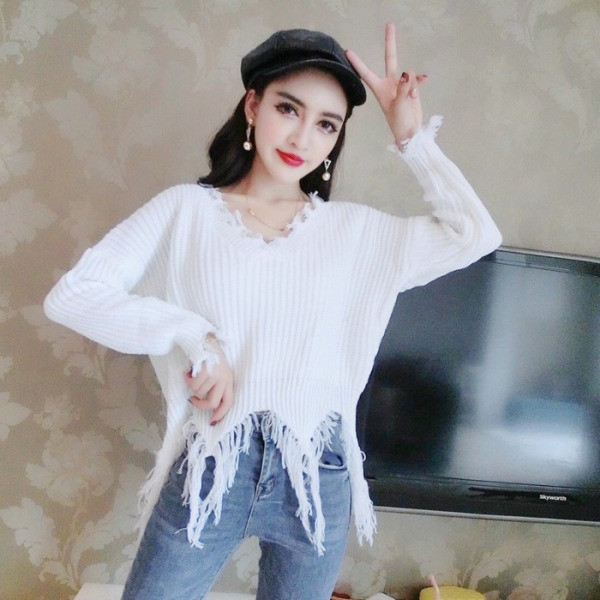 Μοντέρνο  γυναικείο πουλόβερ με λαιμόκοψη και κρόσσια στο λευκό