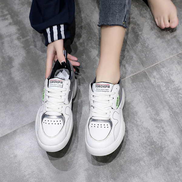 Női sport és alkalmi cipők öko bőrből, fehér színű lapos talppal