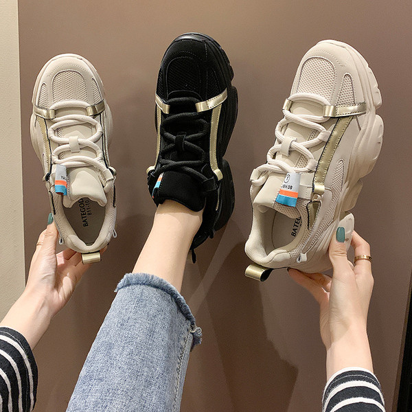 Öko bőrből készült, fekete-fehér női tornacipő új modellje