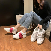 Ανδρικά αθλητικά παπούτσια με μεταλλική πόρπη σε λευκό χρώμα με επίπεδη σόλα