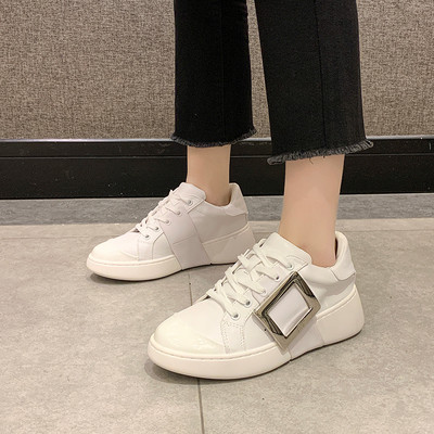 Ανδρικά αθλητικά παπούτσια με μεταλλική πόρπη σε λευκό χρώμα με επίπεδη σόλα