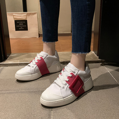 Ανδρικά αθλητικά παπούτσια με μεταλλική πόρπη σε λευκό χρώμα με επίπεδη σόλα