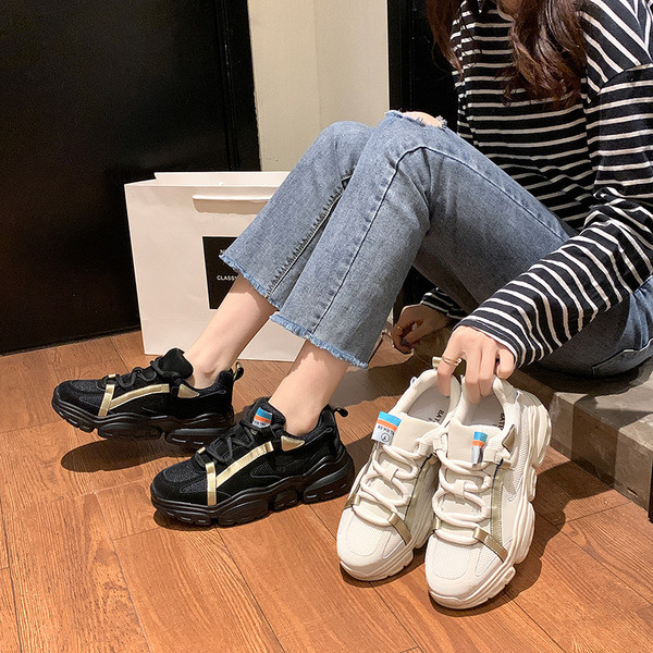 Ανδρικά αθλητικά  παπούτσια με μεταλλική πόρπη σε λευκό χρώμα με επίπεδη σόλα