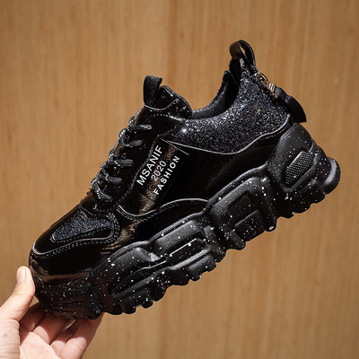 Γυναικεία αθλητικά παπούτσια με σκληρή σόλα και γυαλιστερό εφέ σε μαύρο, λευκό και κόκκινο χρώμα