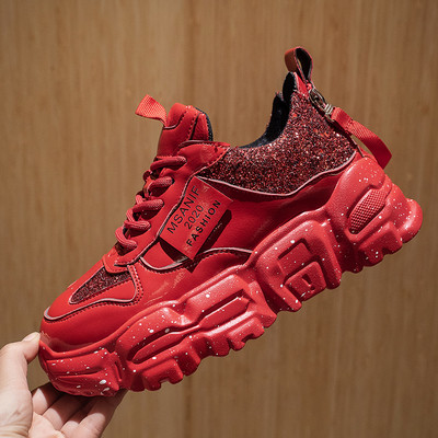 Γυναικεία αθλητικά παπούτσια με σκληρή σόλα και γυαλιστερό εφέ σε μαύρο, λευκό και κόκκινο χρώμα