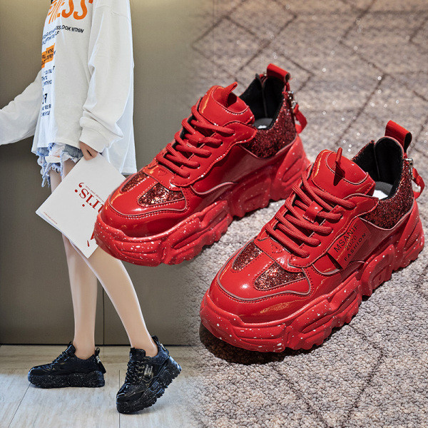 Γυναικεία αθλητικά παπούτσια με σκληρή σόλα  και γυαλιστερό εφέ σε μαύρο, λευκό και κόκκινο χρώμα