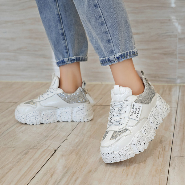 Γυναικεία αθλητικά παπούτσια με σκληρή σόλα  και γυαλιστερό εφέ σε μαύρο, λευκό και κόκκινο χρώμα