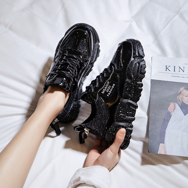 Γυναικεία αθλητικά παπούτσια με σκληρή σόλα  και γυαλιστερό εφέ σε μαύρο, λευκό και κόκκινο χρώμα