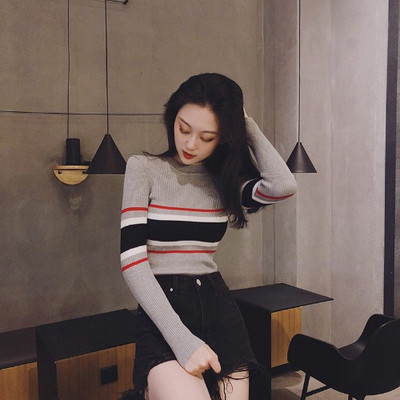 Női alkalmi blúz ovális nyakkivágással és hosszú ujjú fehér, szürke és fekete színben