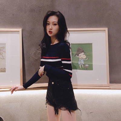 Női alkalmi blúz ovális nyakkivágással és hosszú ujjú fehér, szürke és fekete színben