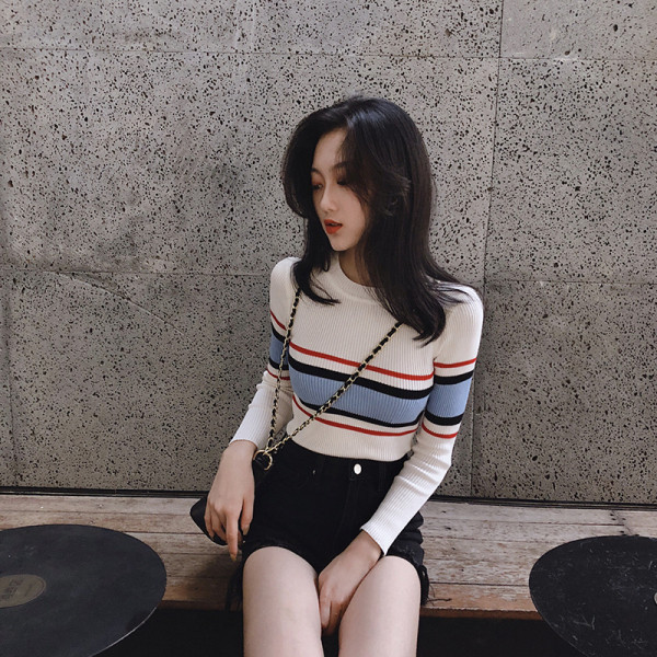 Női alkalmi blúz ovális nyakkivágással és hosszú ujjú fehér, szürke és fekete színben